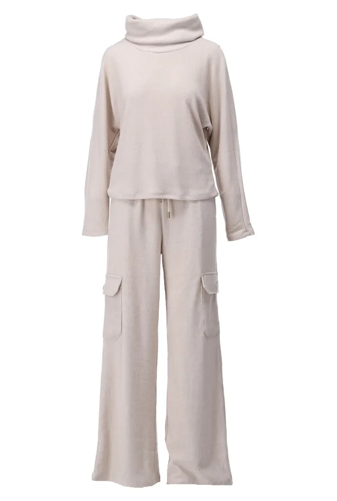 KDESIGN LOUNGEWEAR SET MET ROLKRAAG & CARGO BROEK – IVORY